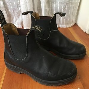 Black Blundstone 550 boots